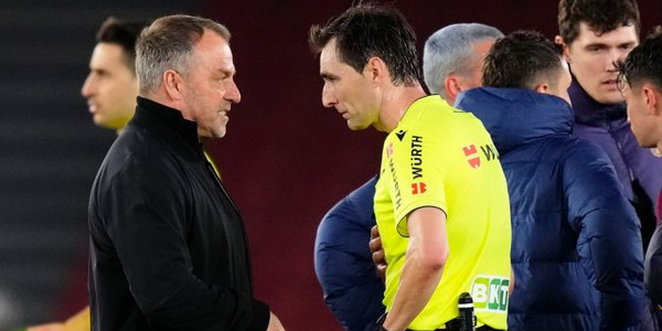 صحفي كتالوني يشيد بحكم مباراة برشلونة واتلتيكو