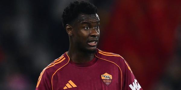 استفسار من برشلونة عن مدافع روما