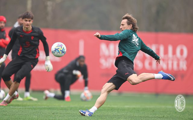 صور – نجوم ميلان يستعدون بقوة لمواجهة إنتر ميلان 11