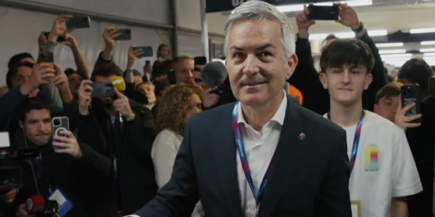 صور: فونت يدلي بصوته في انتخابات برشلونة وسط هتافات مؤيديه