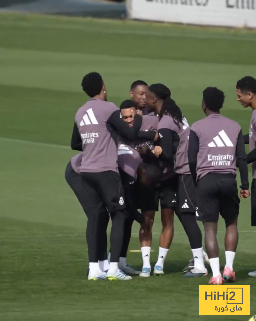 صور ..  فينيسيوس يحرج أرنولد في التدريبات والجميع يضحك 23