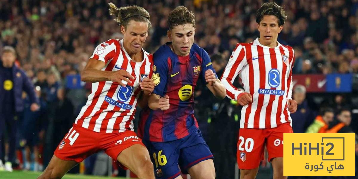 صورة .. جماهير برشلونة تدفع السياج اثناء مرور حافلة الفريق