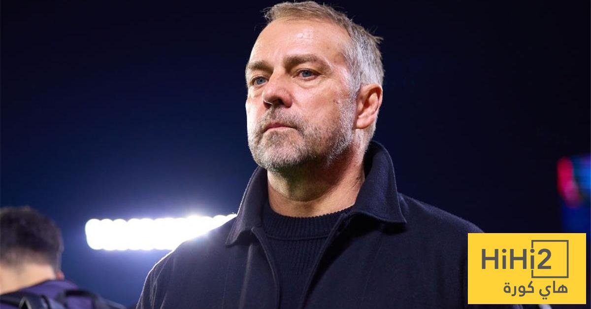 صورة .. فليك يشتكي من ارضية ملعب اتلتيكو لمندوب اليويفا