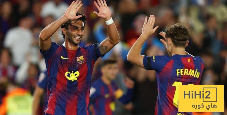 صور .. لاعبو برشلونة يطالبون ببطاقة صفراء لـ تشواميني