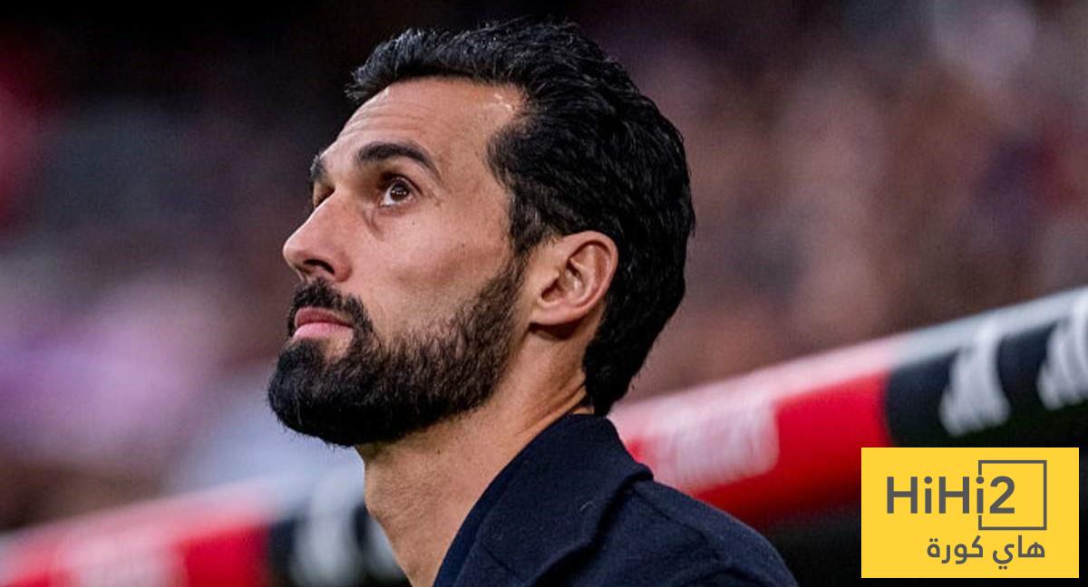 صورة .. جماهير برشلونة تسخر من اربيلوا بـ ” القمع”