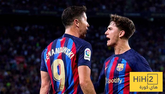 جافي يمازح مشجعي برشلونة بعد رحيل ليفاندوفسكي !