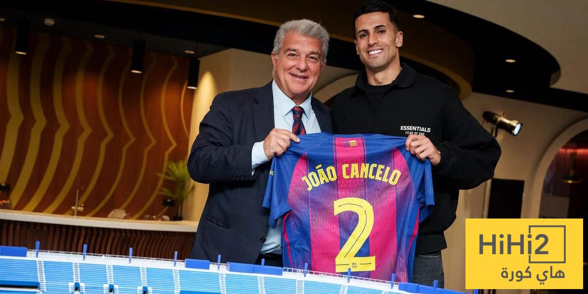 كانسيلو يقترب من البقاء في برشلونة