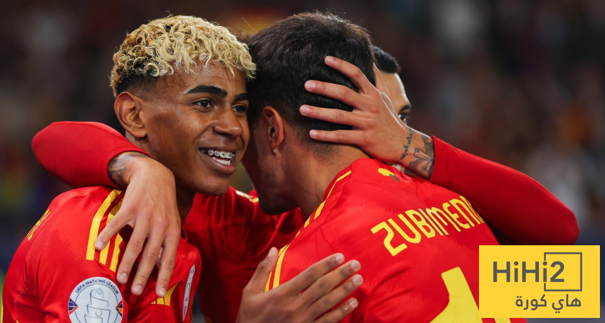 صور – المنتخب الإسباني يواجه الحرارة العالية بالثلج وسترات التبريد