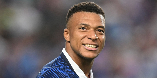 مساعد ديشامب يدافع عن مبابي بقوة