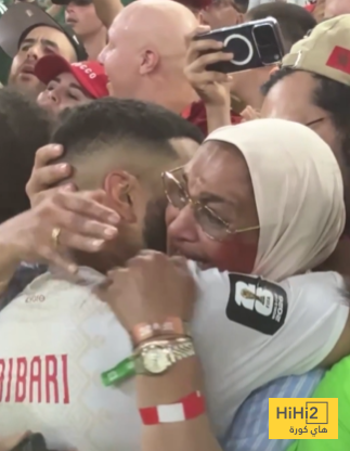 صورة : لقطة إنسانية مؤثرة لإسماعيل صيباري مع والدته عقب التأهل أمام هولندا في المونديال
