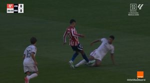 صورة : حكام تقنية الفار يحولون ديربي مدريد إلى مهزلة
